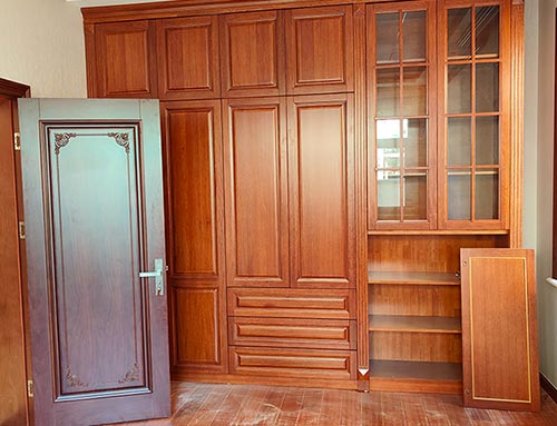 盐山中式家庭装修里定制的实木衣柜效果图